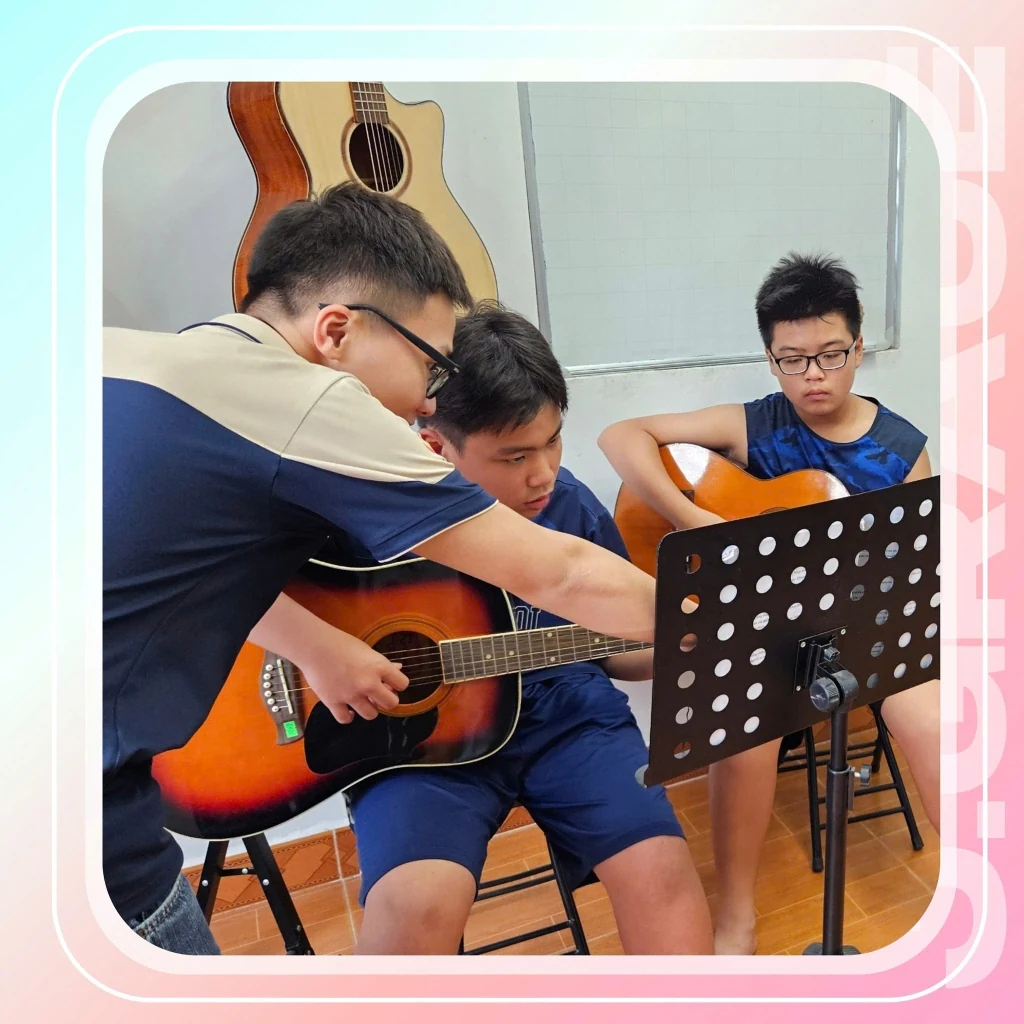 Giảng viên tận tình hướng dẫn học viên tại J.Grace Academy